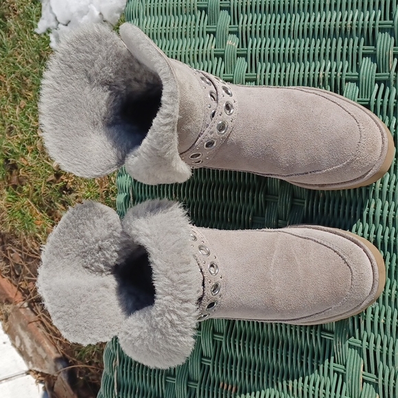 UGG Shoes - UGG size 8 gray boots 🤍